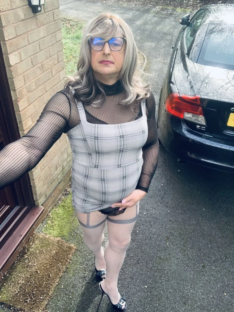 Amatör crossdresser kelly cd gri elbise gümüş külotlu çorap