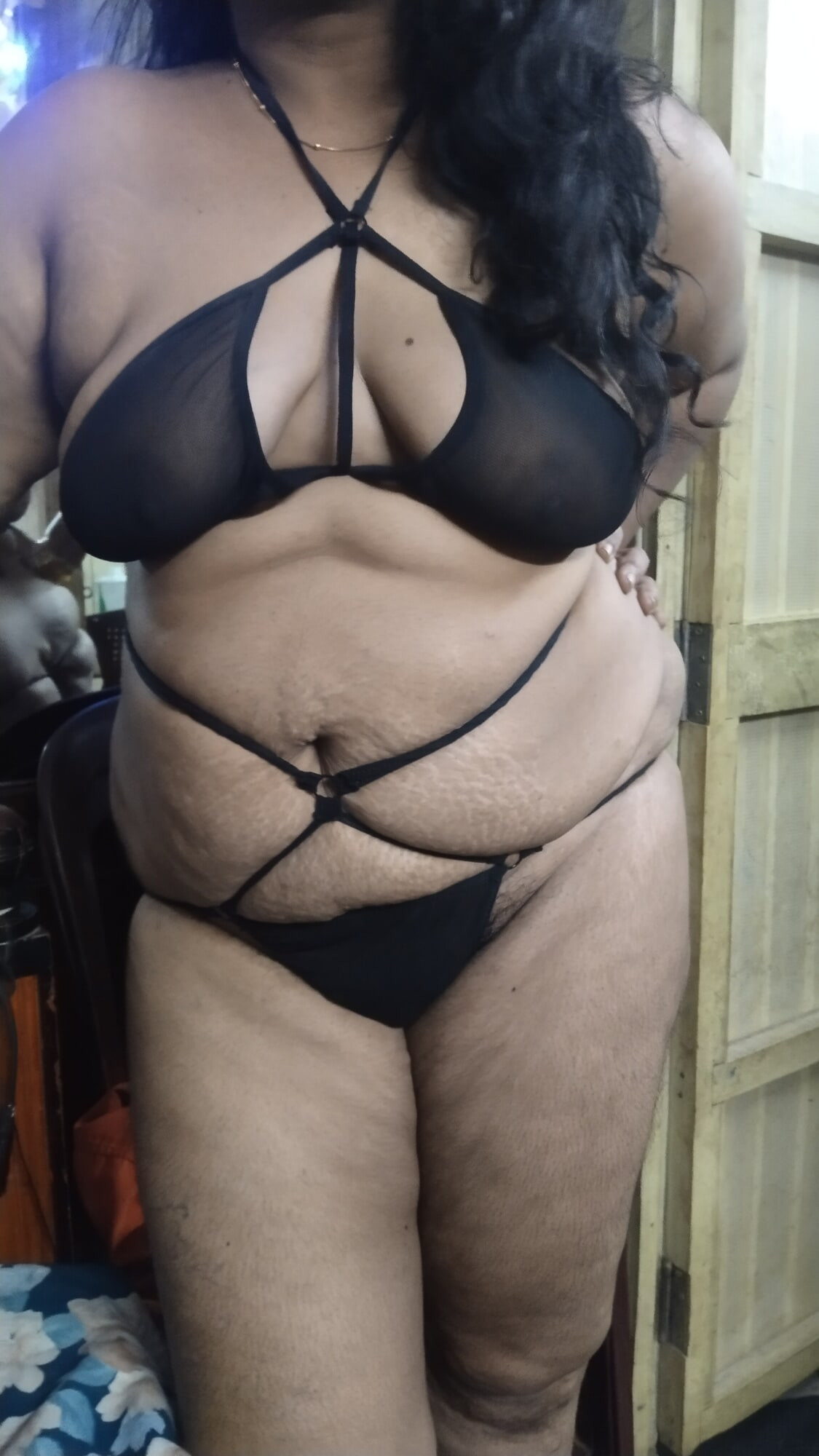 Üvey anne bikini gösterisi 