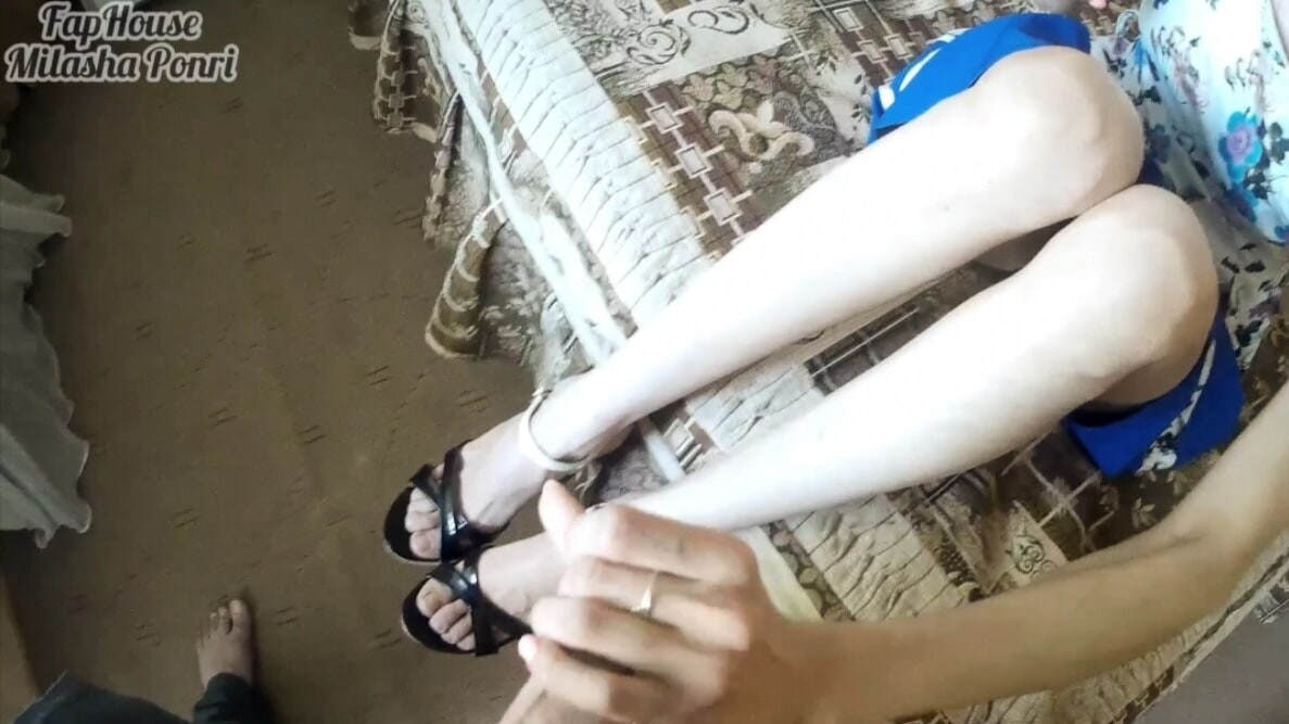 Ayaklarım sandalet içinde
