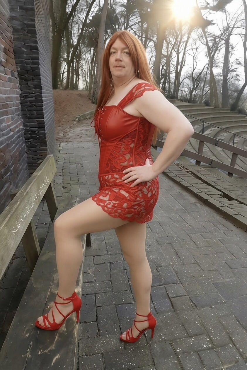 Nicki-crossdress seksi kırmızı elbise