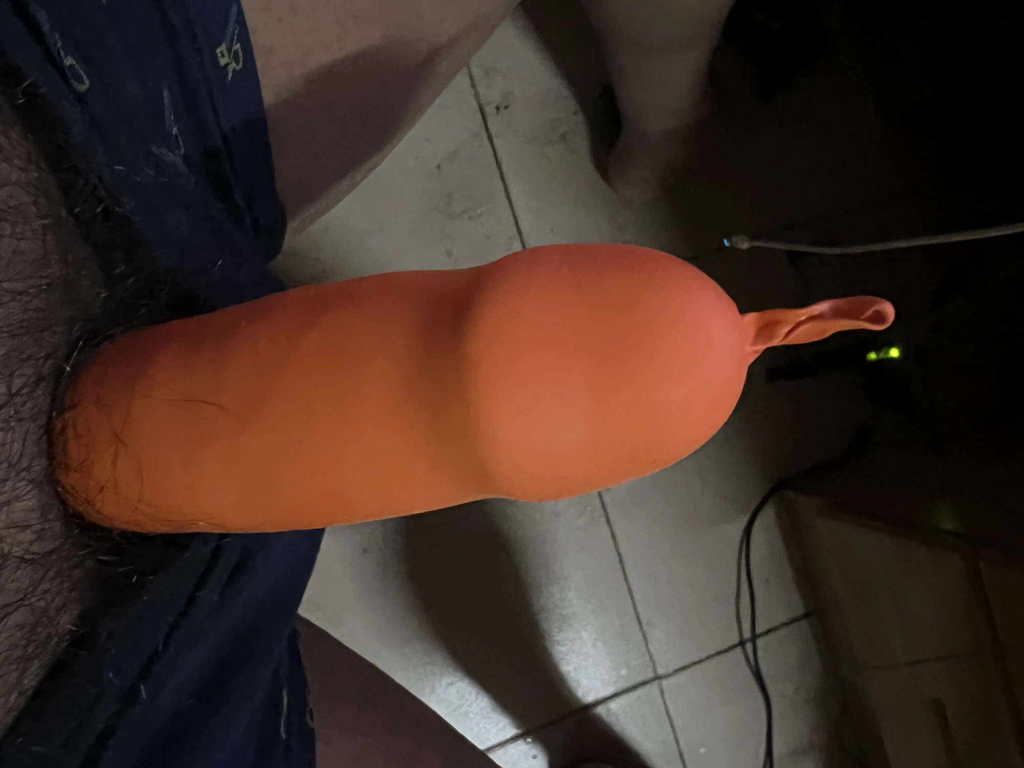 Yarak uzun, turuncu renkli balon giyiyor 1