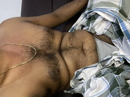 Tüylü baba sarong ve iç çamaşırı
