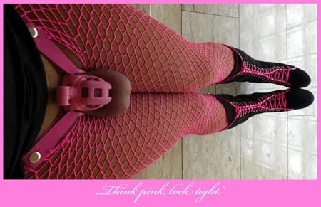 Sissyhure Monique - pembe düşün, sıkı kilitle!