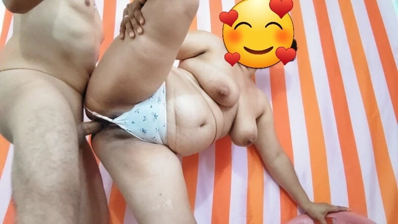 Tombul Hintli ev hanımı gırtlağına kadar alıyor ve götünü sikiyor
