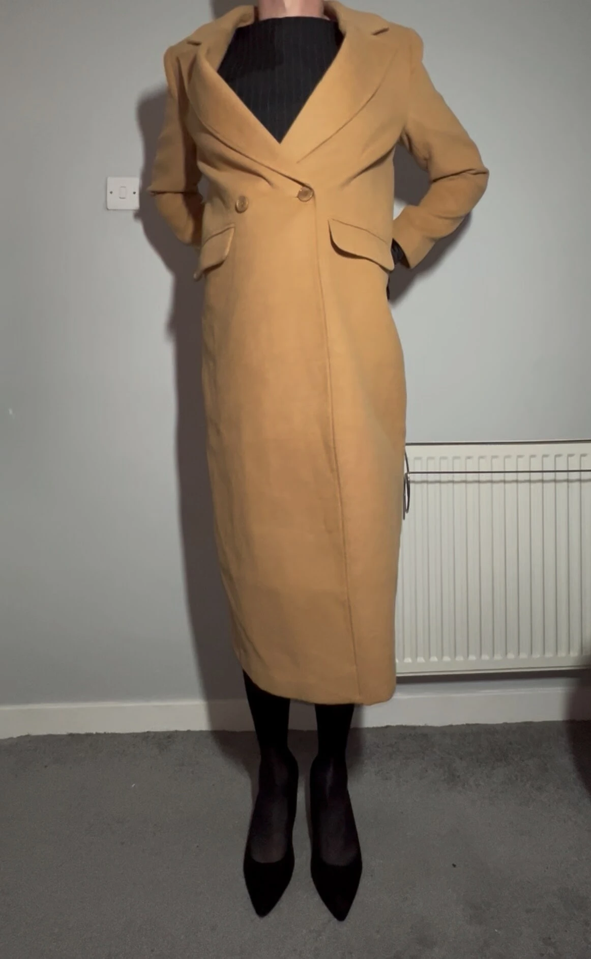 Uzun ceketli ve iç çamaşırlı kadın kılıklı kadın 