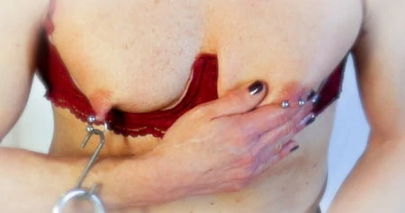 Göğüsler dışında neredeyse hiçbir şey yok