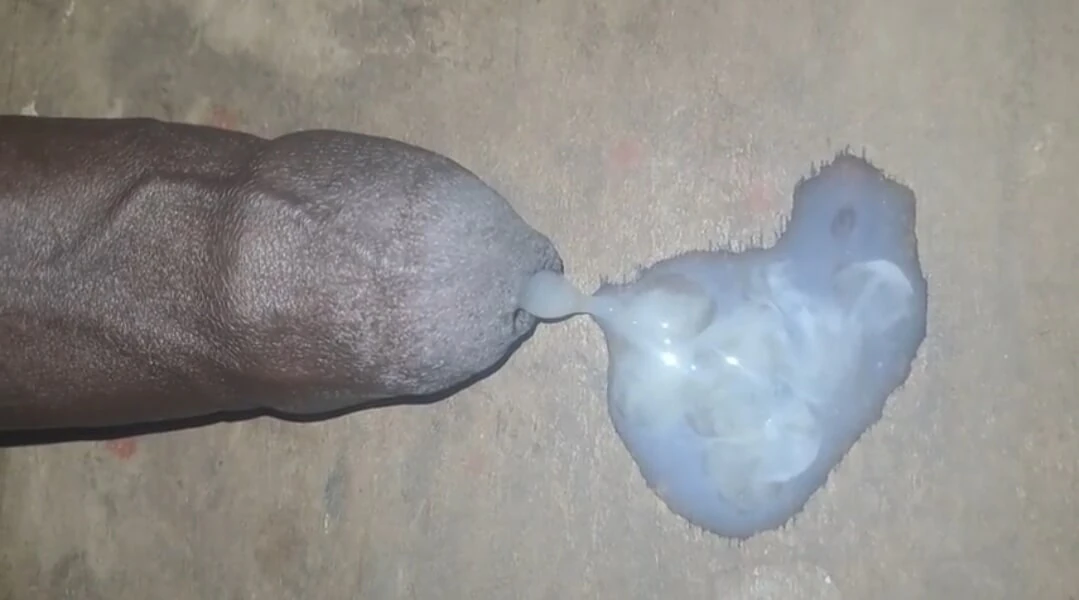 Döl dolu büyük bir siyah yarak