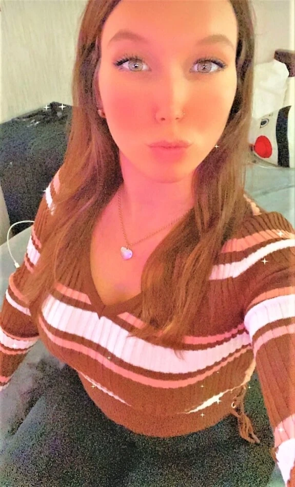 У меня есть желание сделать ножницы еще одной девушке в свитере