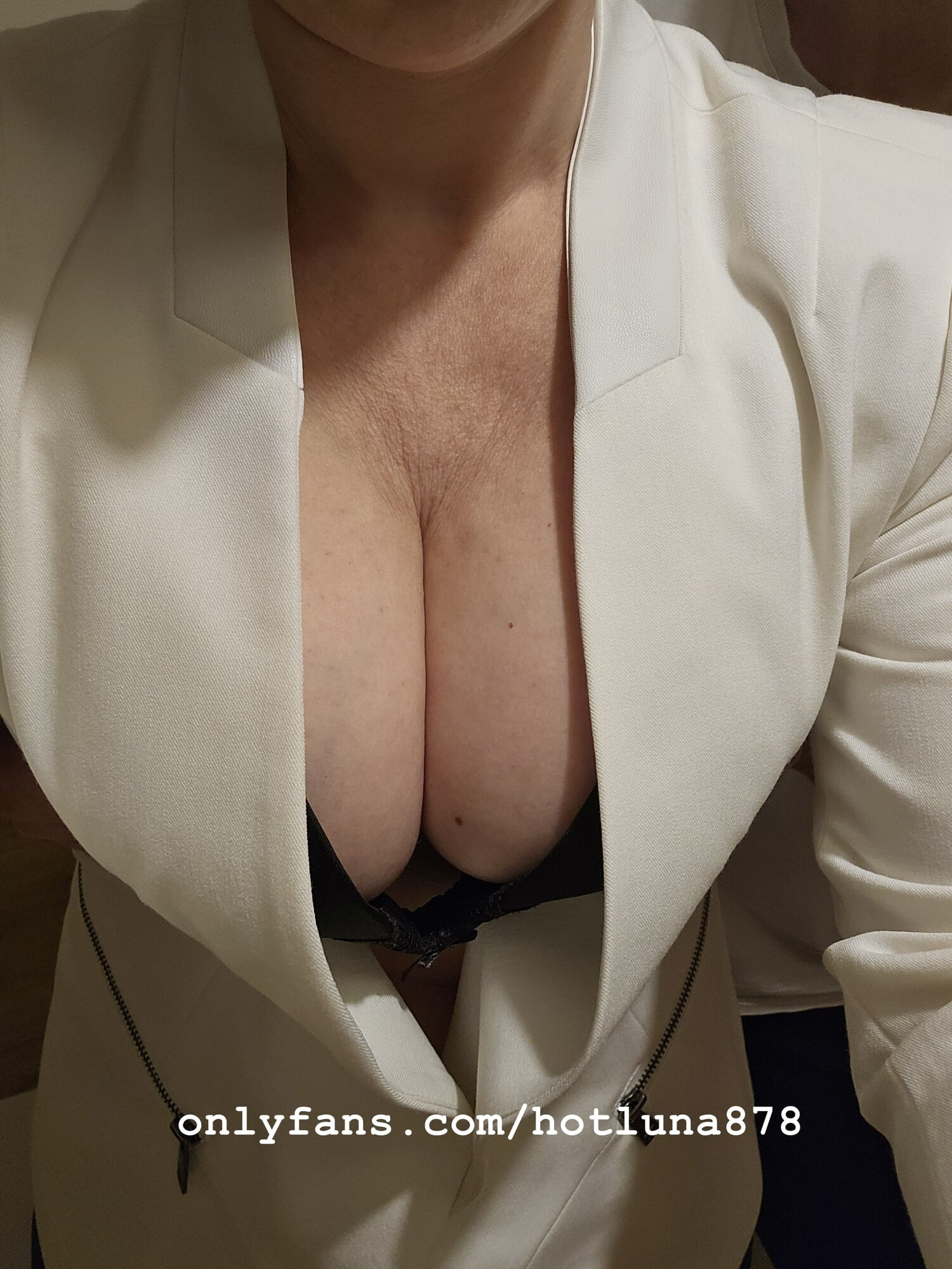 Büyük Memeli Milf Dekoltesi
