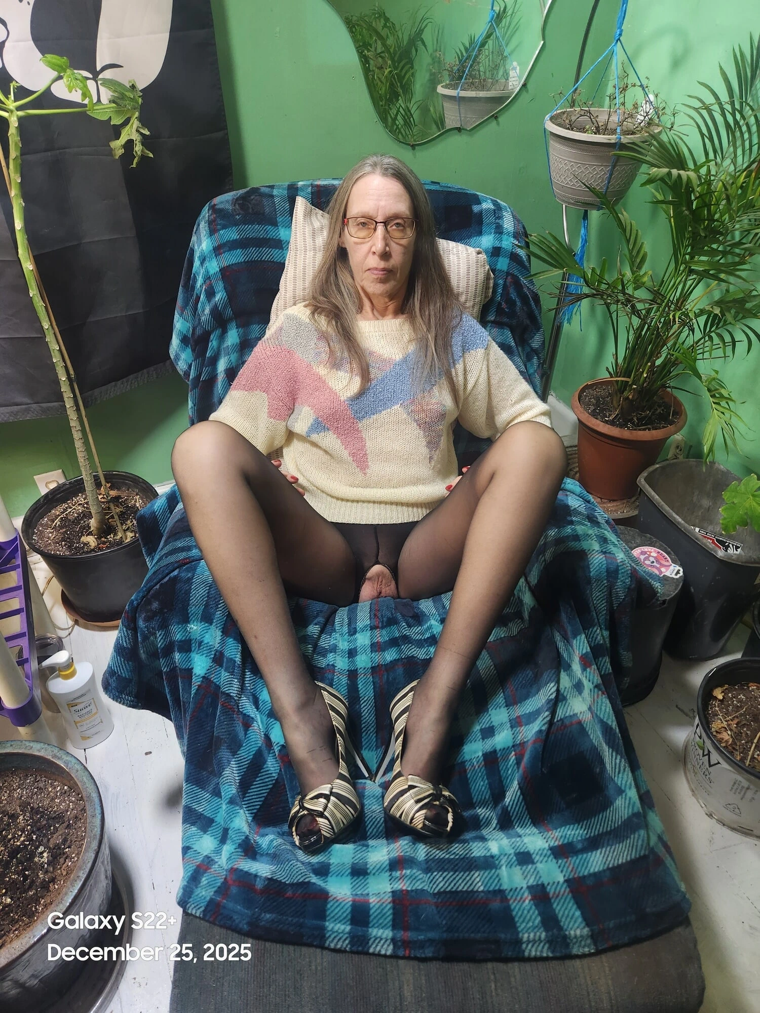 Goode kız amını ve naylon çoraplarını ve yüksek topuklu ayakkabıları gösteriyor 