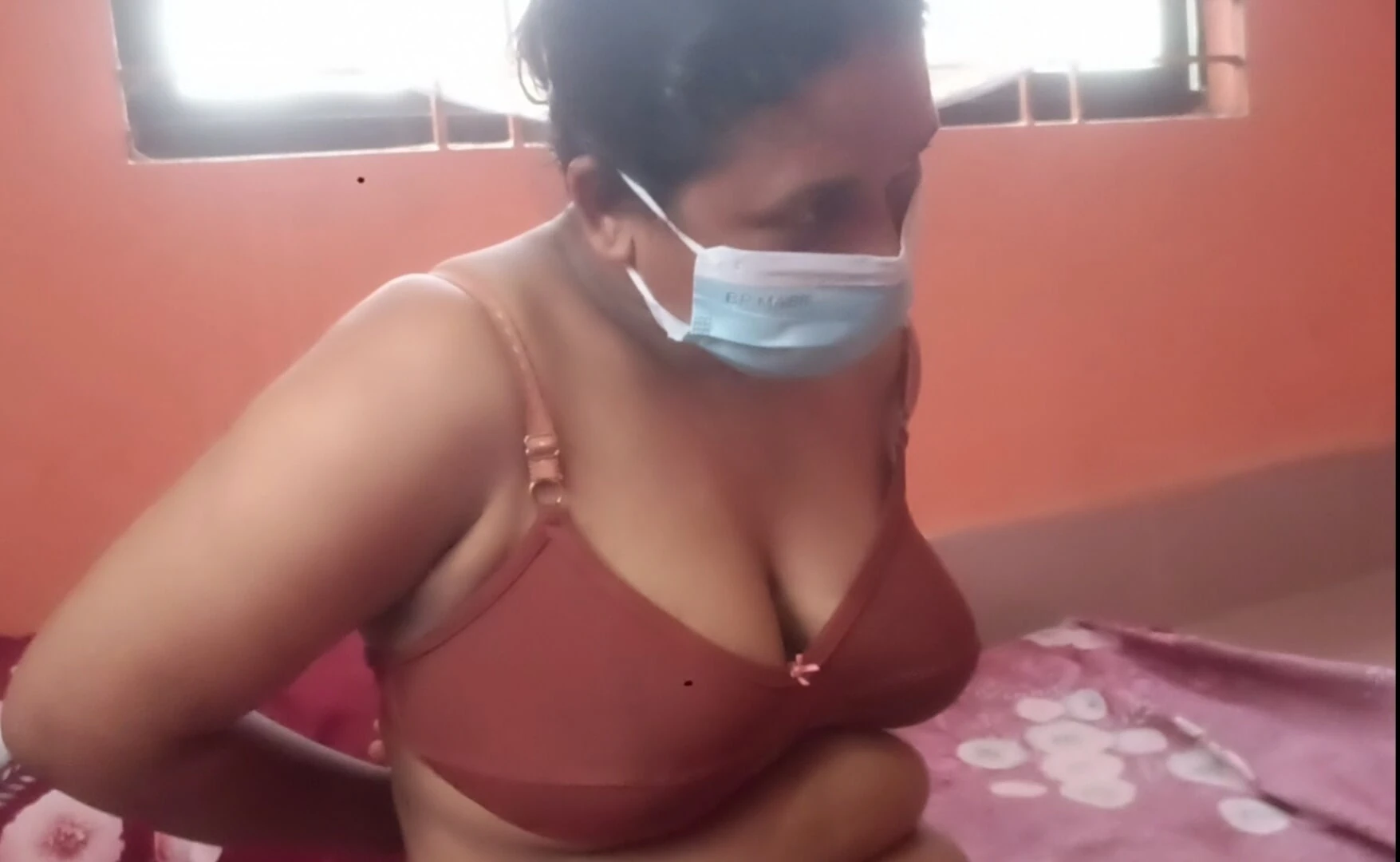 Asyalı bir adam ve genç bir Bangladeşli kadın çekici görünüyor