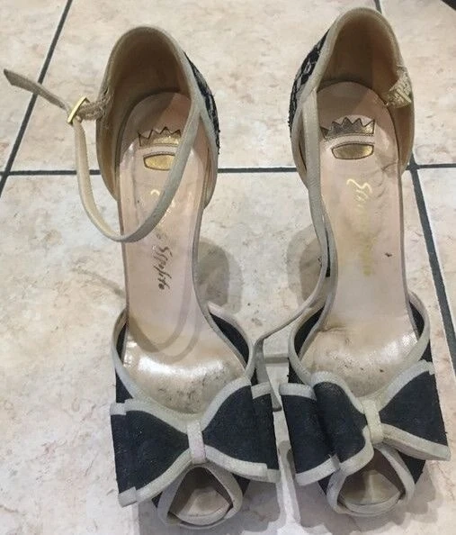 COLLECTION OF USED SNEAKERS