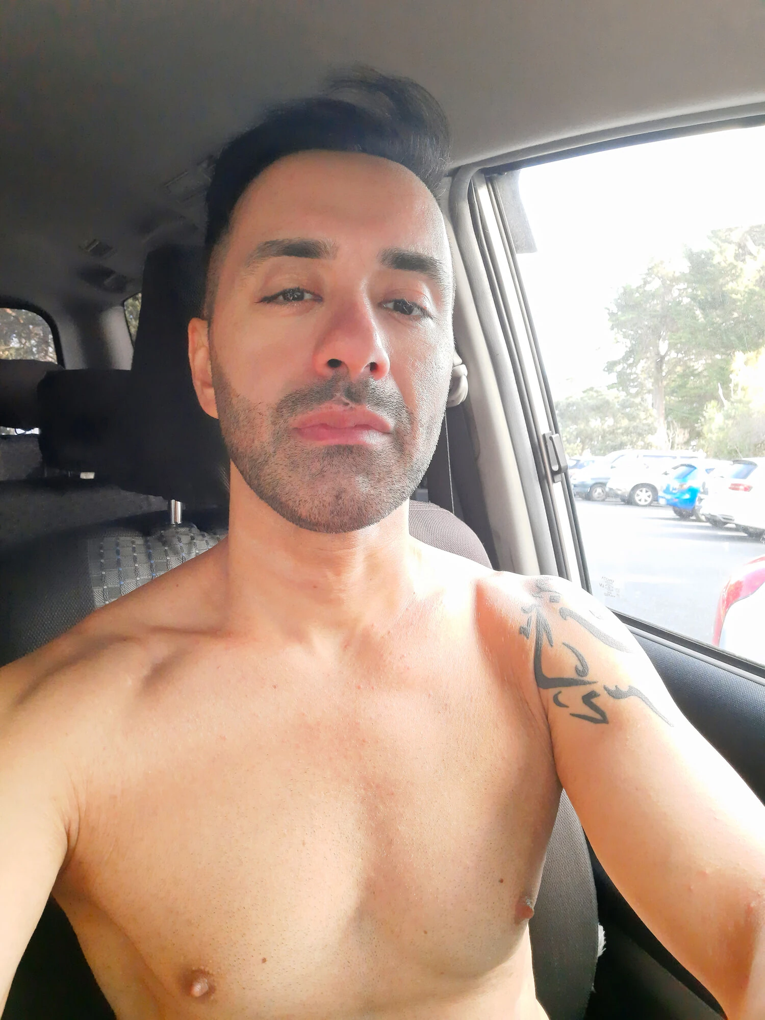 Robot arabada gömleksiz