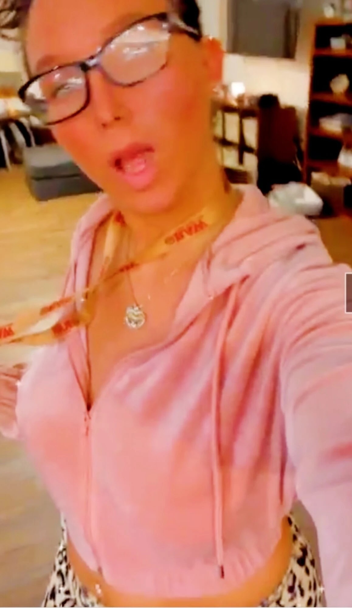 Я позировала в своем розовом капюшоне, сексуально глядя для моей 18-летней госпожи