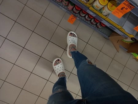 Yerel mağazada alışveriş yapıyorum ve sulu ayak parmaklarımı gösteriyorum