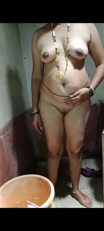 Hintli evli kadın banyo yapıyor