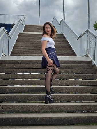 Tren istasyonunda sikişiyor