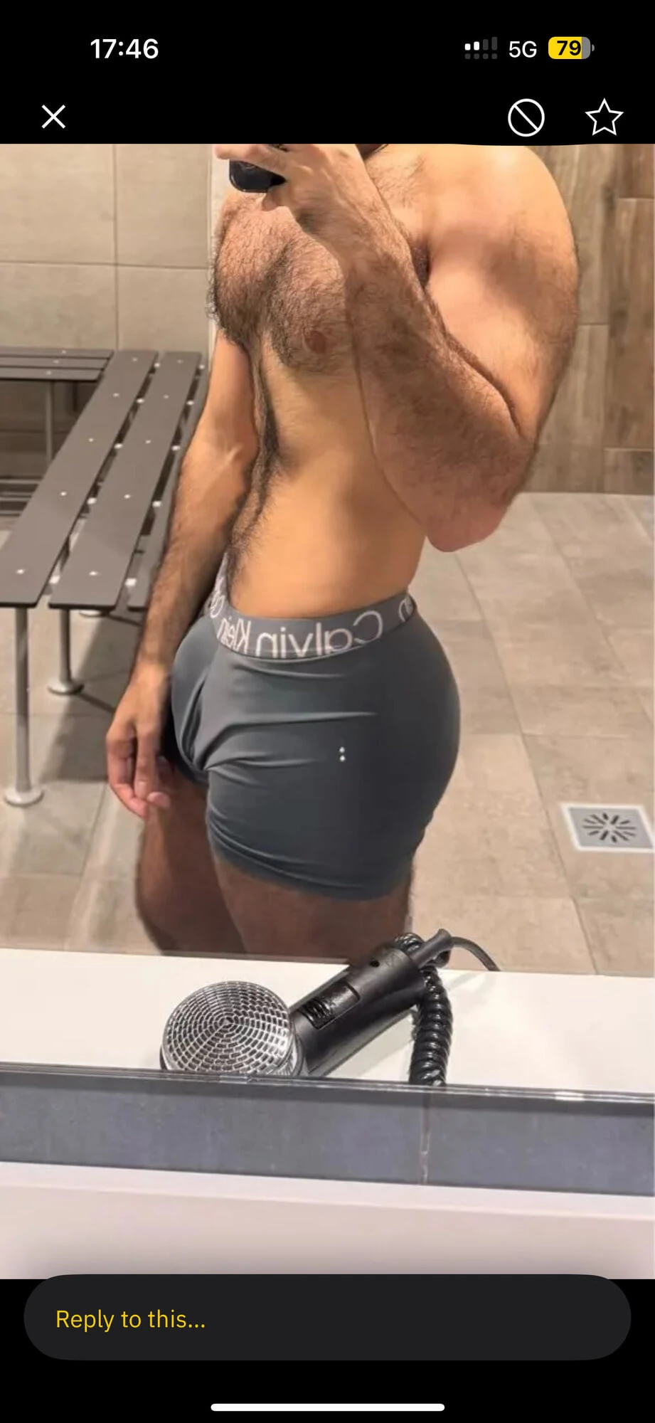 Горячий кудрявый мускулистый паренек