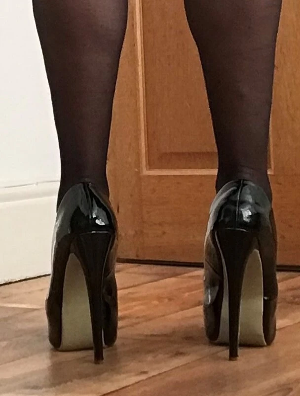 Горячая крошка в черных колготках