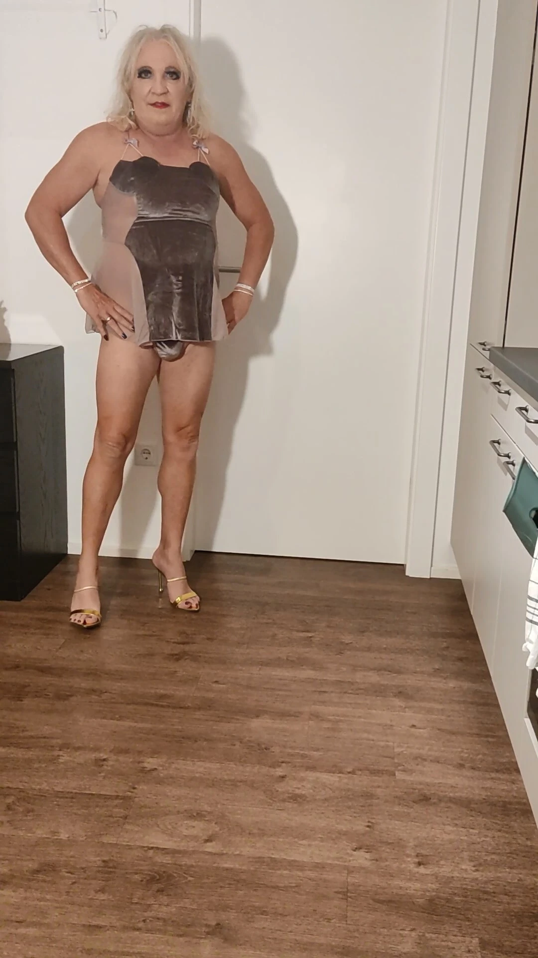 İç çamaşırlı poz