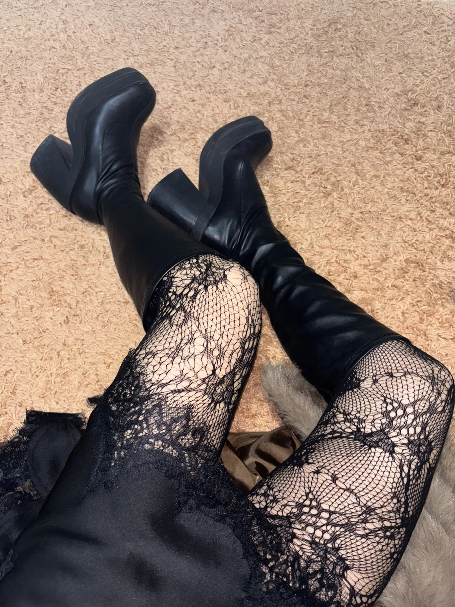 Seksi çoraplı ve çizmeli uzun bacaklar