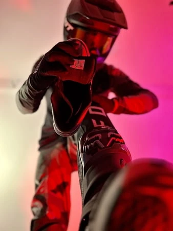 Jordans sneaker ve motocross kıyafeti