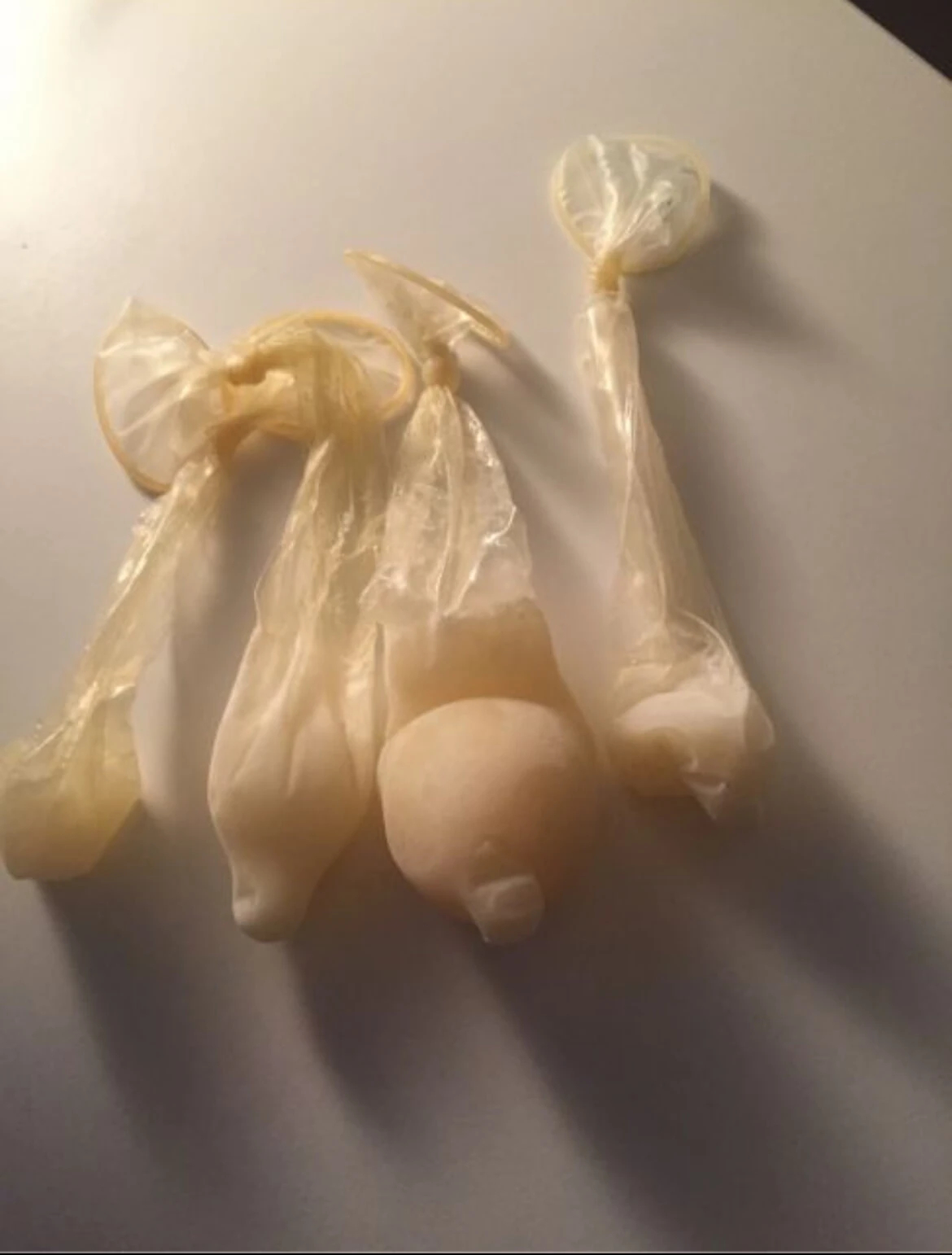 Замороженная сперма и заполненные спермой презервативы