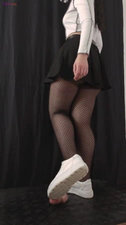 Beyaz puma sn'de tabanlarımı temizlemek için yarağını ve taşaklarını kullanıyorum