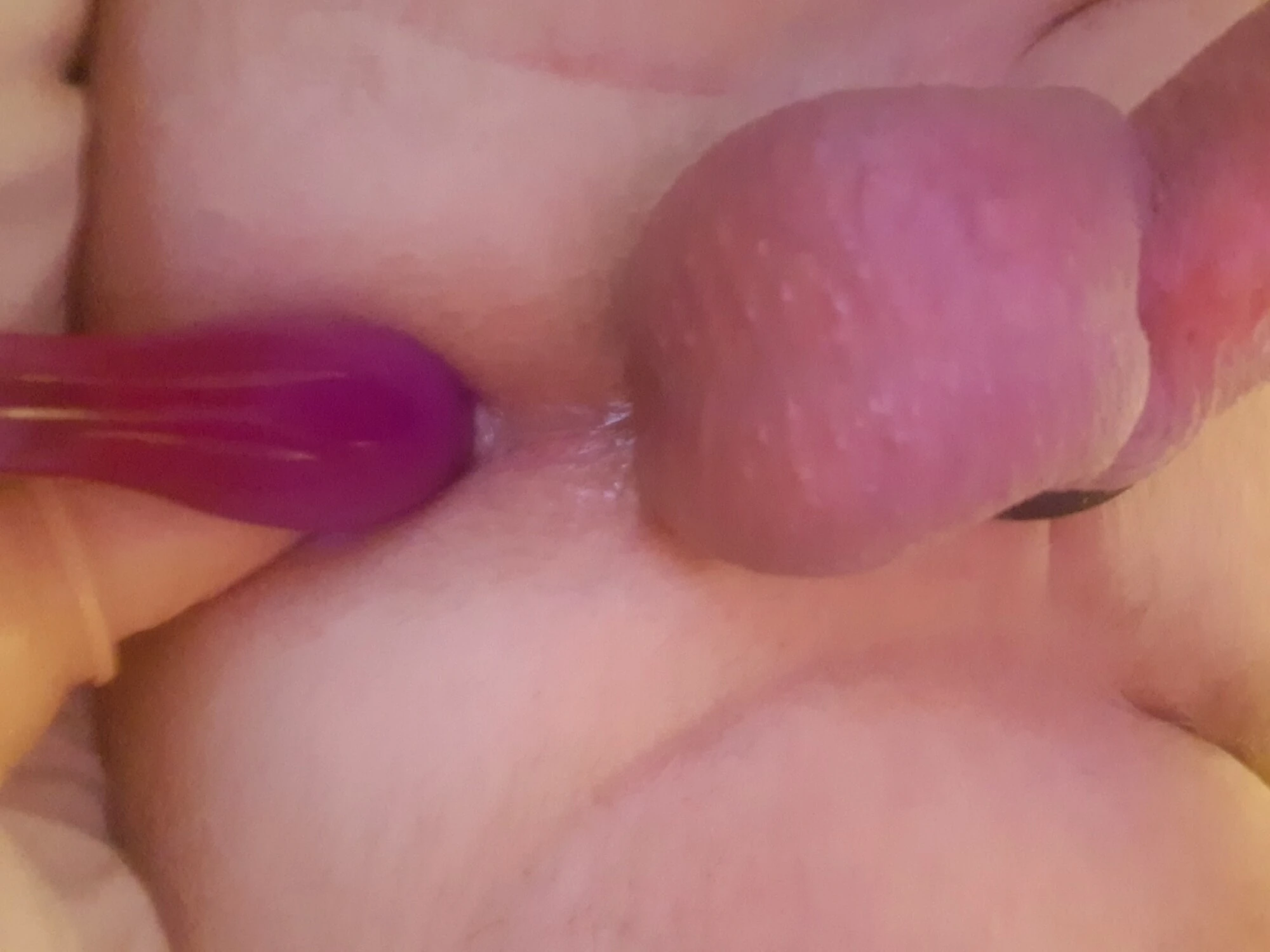 Kocam götünde 2 dildoyla yarağını sıvazlıyor